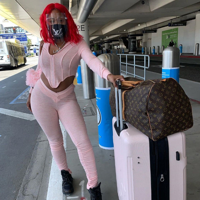 ensemble deux pièces de Joskaa, conçu pour les femmes modernes qui aiment le glamour et le streetwear.