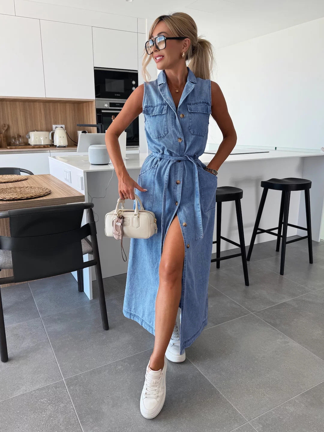 robe en jean sans manches avec une taille étroite