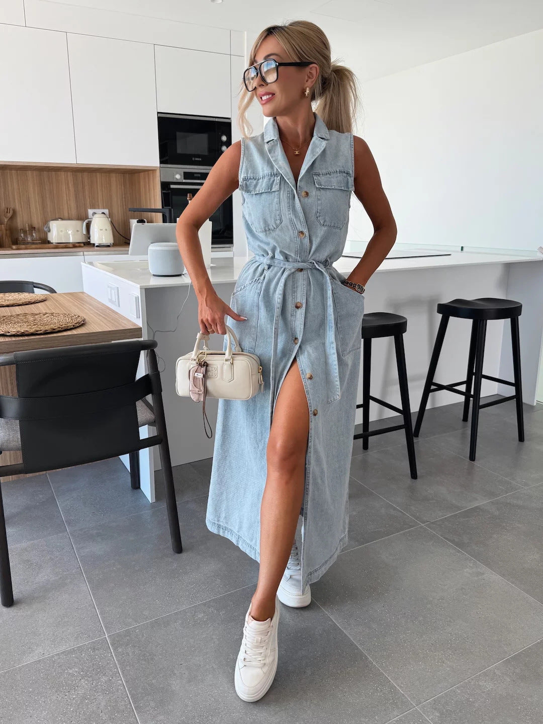 robe en jean sans manches avec une taille étroite