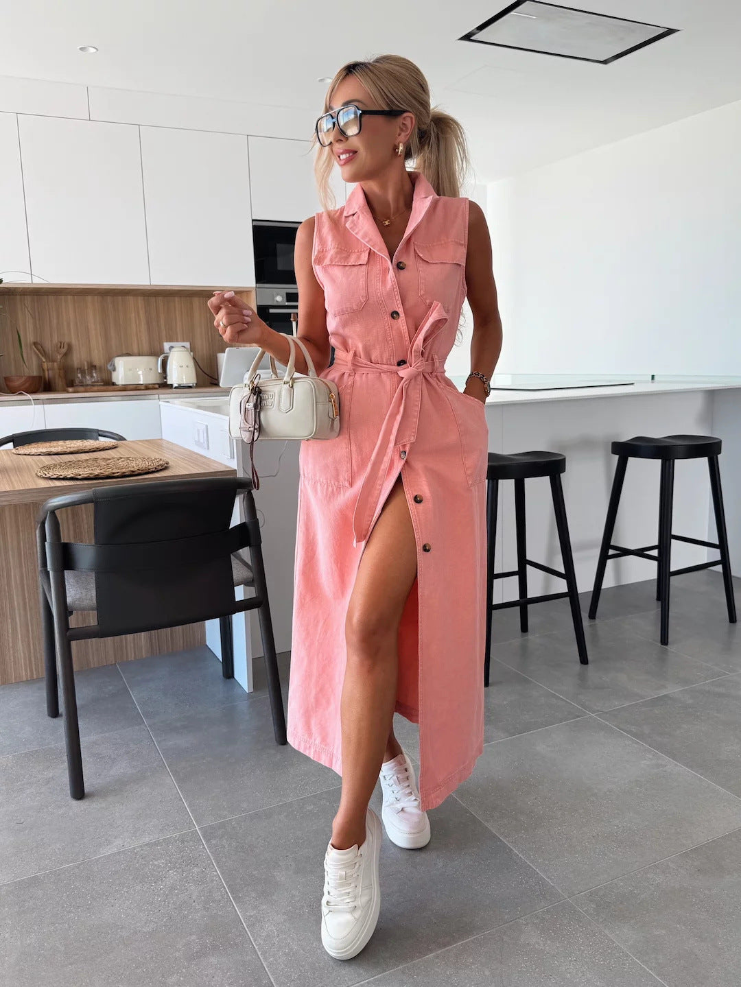 robe en jean sans manches avec une taille étroite