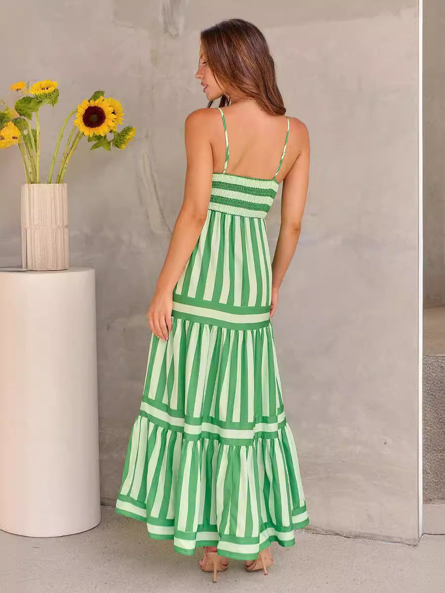 Robe imprimée à rayures et bretelles - l'élégance pour l'été