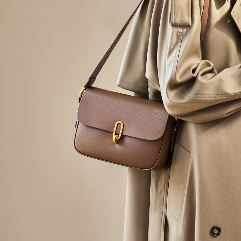 Le sac à bandoulière en cuir pour femme